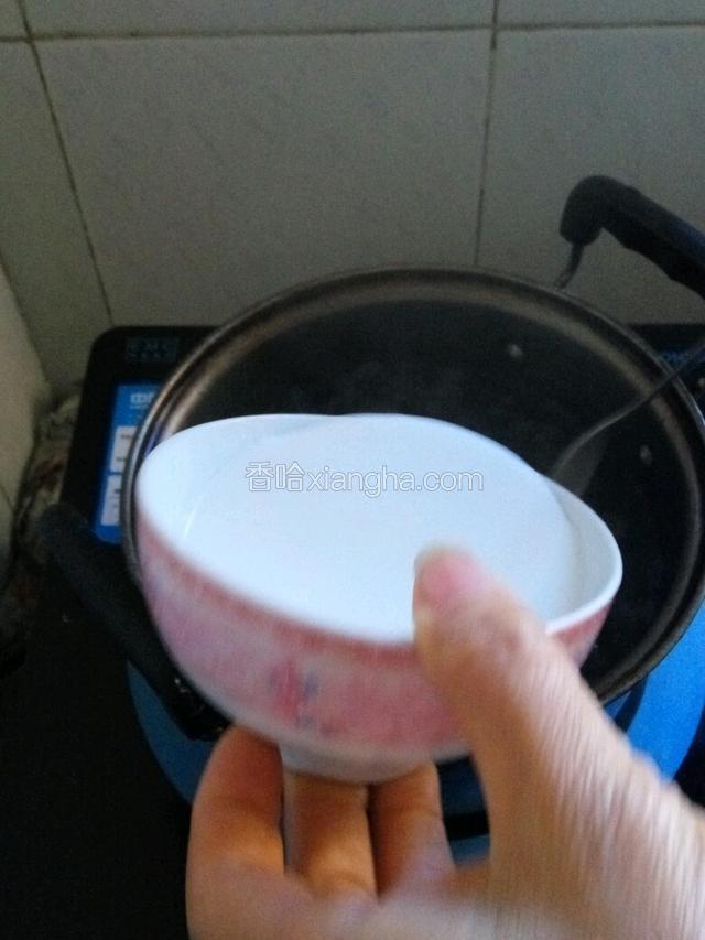 把调好的木薯粉浆加入沸腾后的水中，一边倒入一边搅拌，防止粘锅