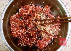 Illustration of making dumplings stuffed with mutton and zucchini 3