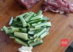 炒肉黄瓜的做法图解1