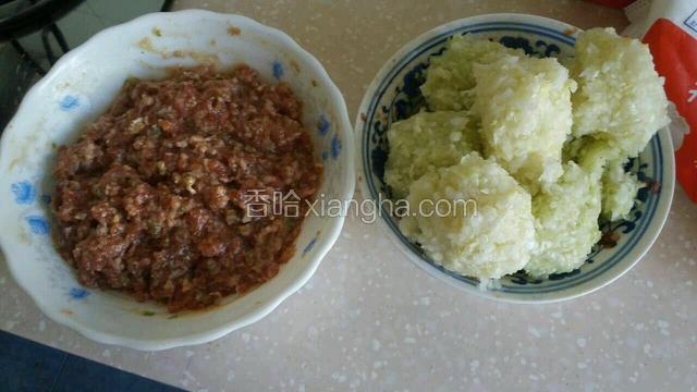 肉馅儿用花椒水顺时针缓慢加水搅动上劲儿，白菜切碎加盐攥出水分；