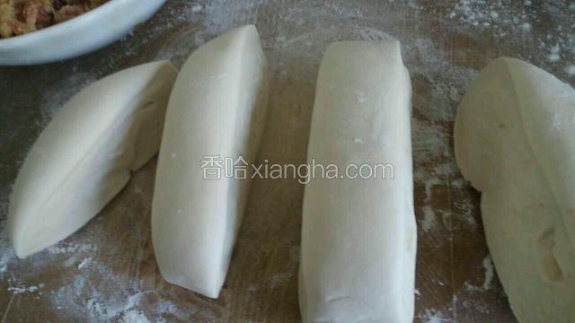 面团切成均匀等分；