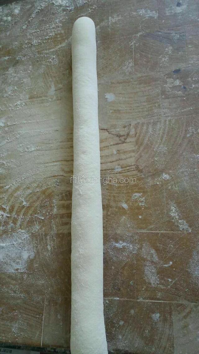 再慢慢揉成细长条形状；