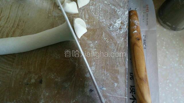 用刀斜方向切成等分剂子；