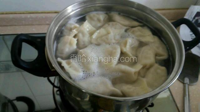 沸水煮三个开儿即可出锅食用；