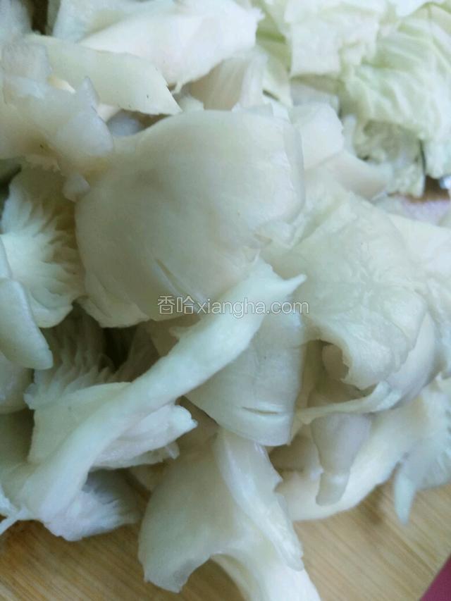 将平菇洗干净。