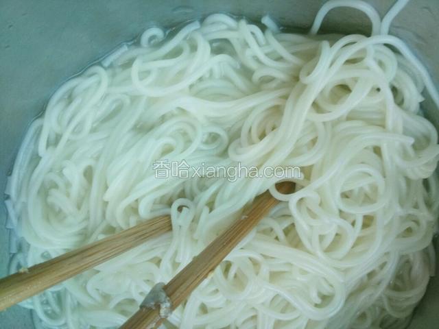 面条煮熟捞出。