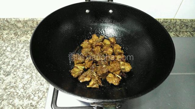 转中小火慢煮，约30分钟至汤汁收尽即可。
