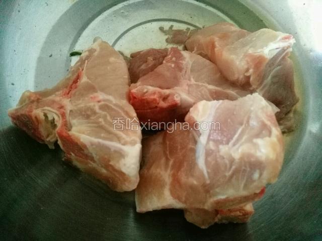 排骨用清水泡一会，泡出血水