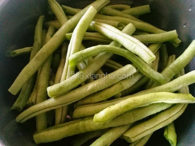 豆角去筋，一掰两段，洗净