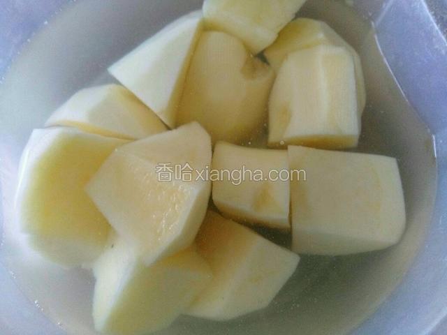 土豆去皮，切大块，用清水泡上