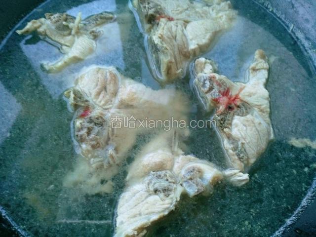 排骨凉水下锅焯水，烧开以后捞出