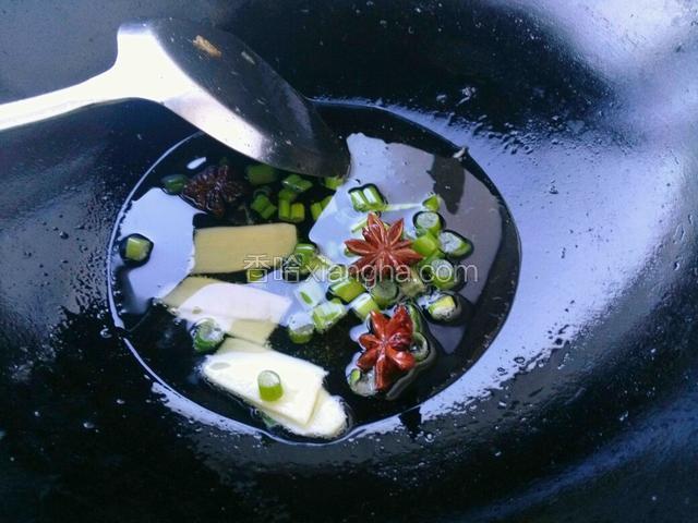 锅里放适量玉米油，油热放入葱姜大料煸香