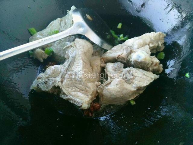 放入焯过水的排骨煸炒