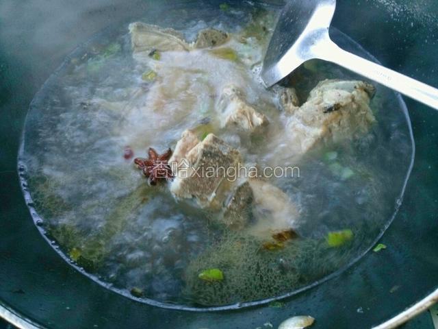 放入开水，大火烧开转中小火炖十分钟左右