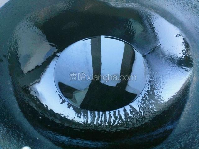 另起一个锅，倒入适量玉米油