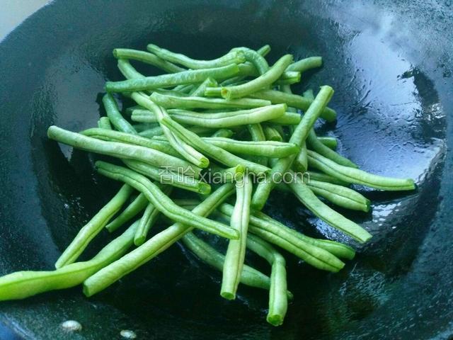 油热以后放入豆角煸炒