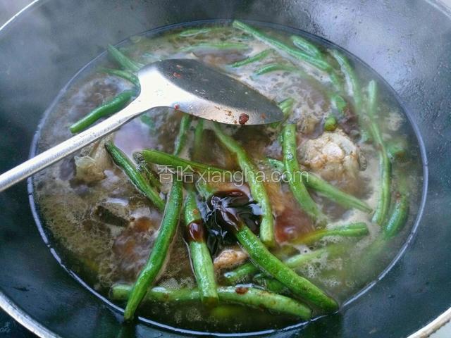 把炒好的豆角放入排骨锅里