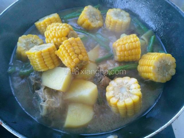 放入土豆，玉米一起炖，炖半个小时左右
