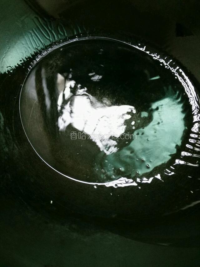 锅里热油。