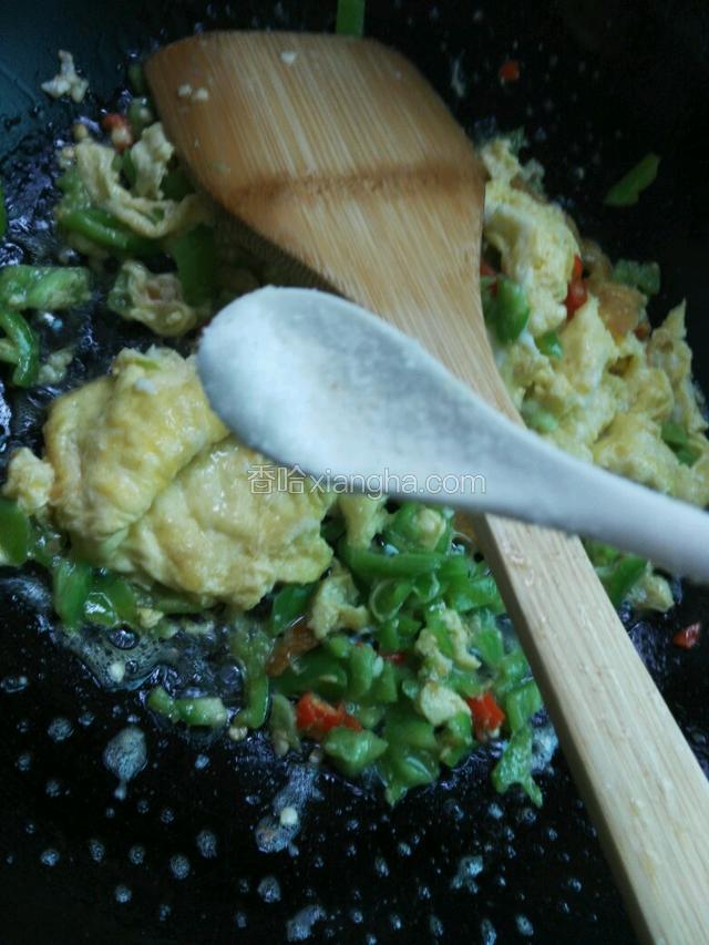 加入适量盐，鸡精，调味。