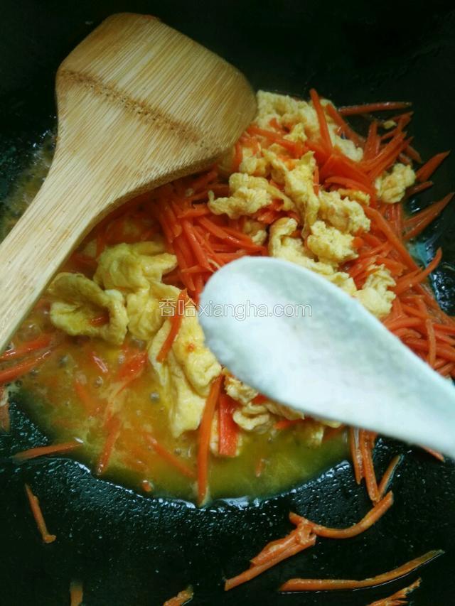 放入适量盐，鸡精，调味。