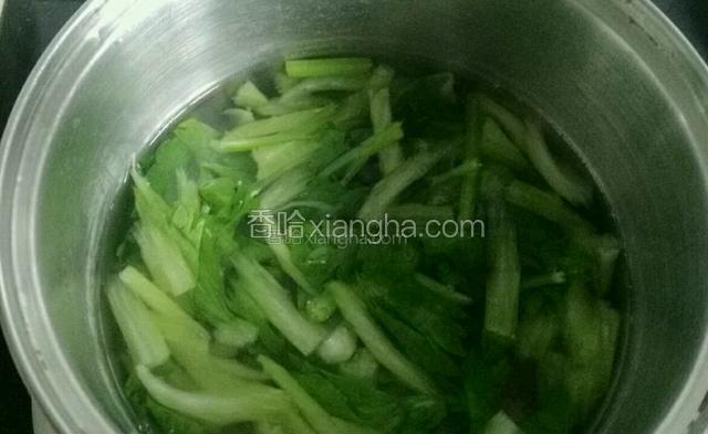 芹菜焯水3分钟；