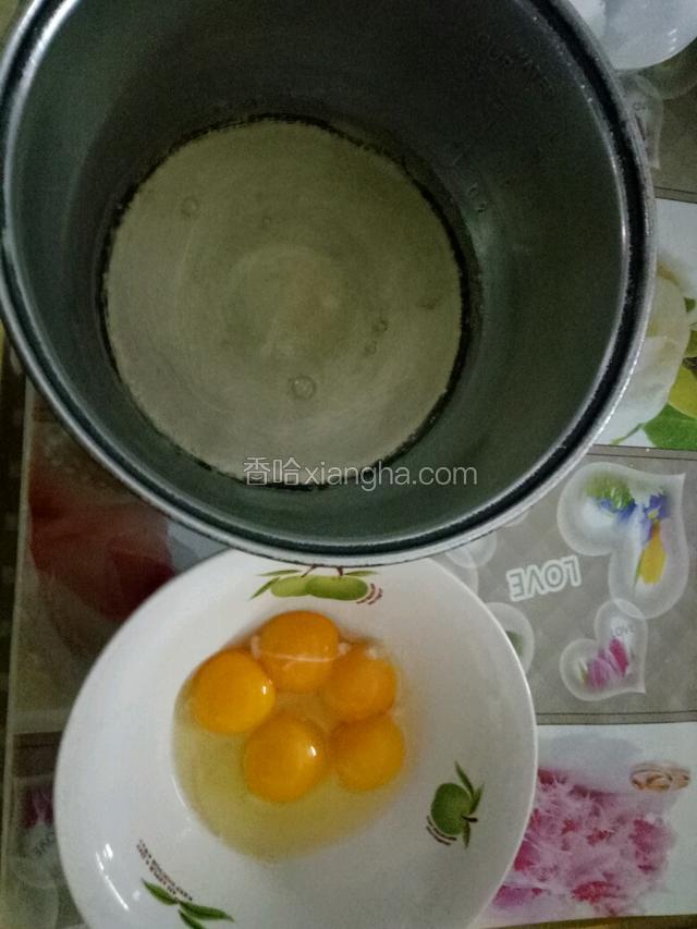 4个鸡蛋的蛋黄蛋白分离，将4个蛋黄和1个全蛋放在一起