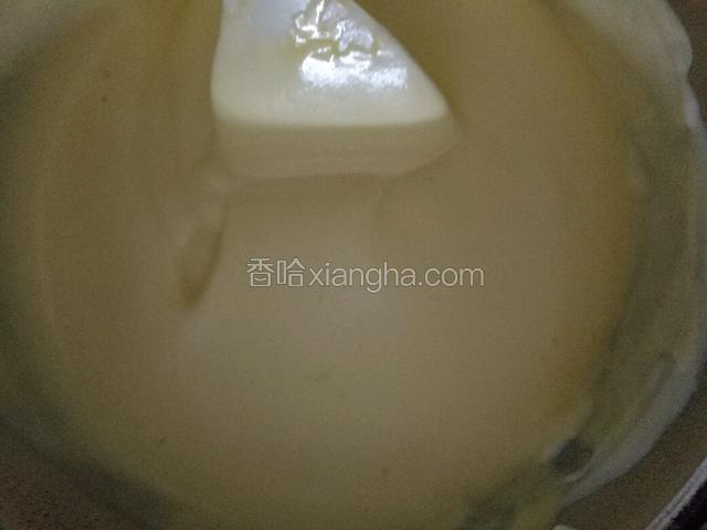 分3次将蛋黄糊倒入蛋白糊中翻拌均匀。