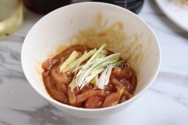 将切好的肉丝先用清水浸泡一下，然后加盐、生抽、料酒、淀粉、葱姜丝腌制片刻。最好再加一勺油，以免下锅粘连。