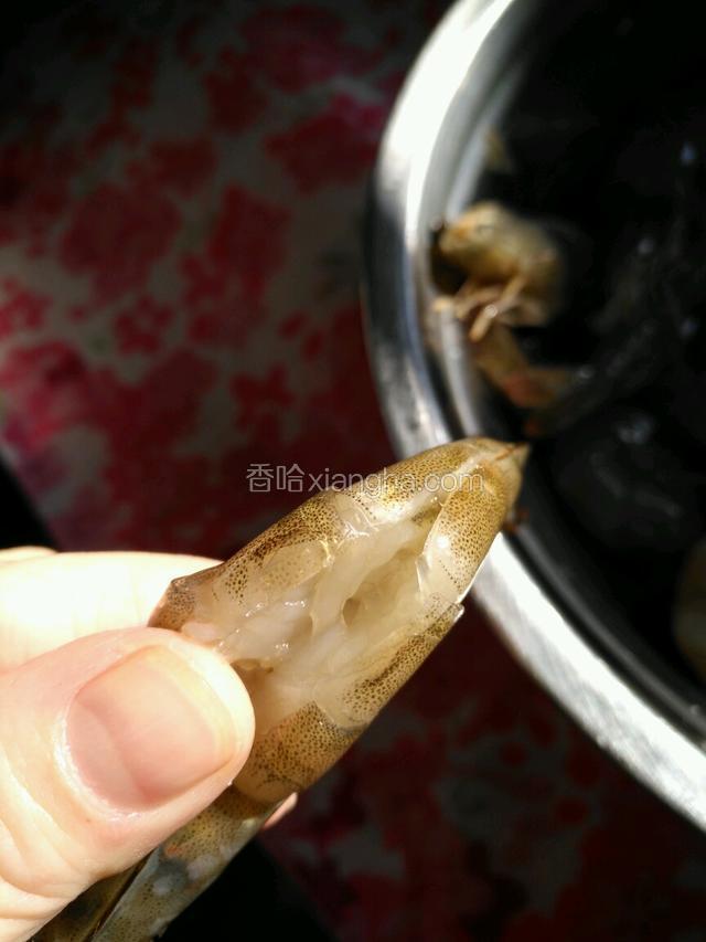 后背对开一刀，加适量盐拌均。