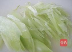 凉拌莴笋丝儿的做法图解1
