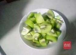 糖拌奇异果的做法图解1