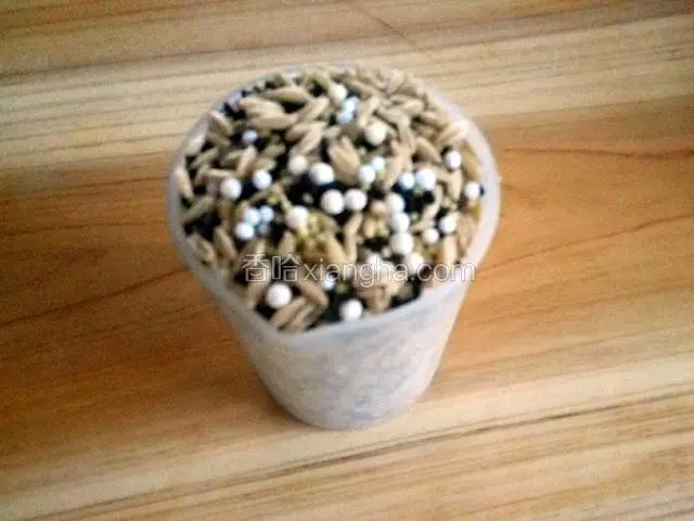 用豆浆机配备的量筒从瓶装混合物量取一杯。