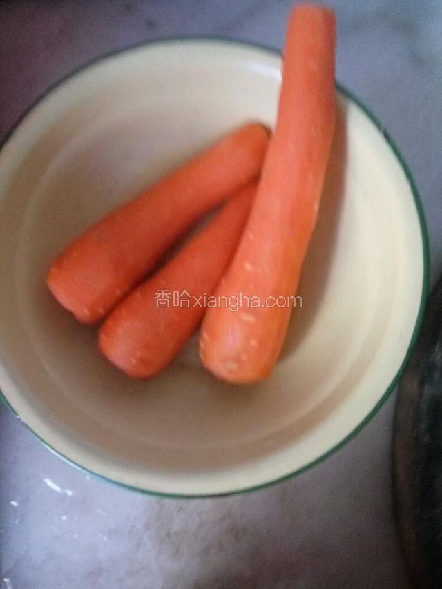 把胡萝卜切皮洗干净
