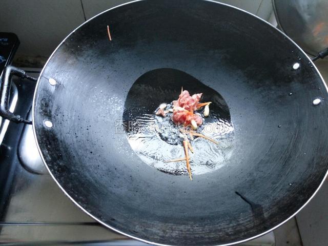 先炒瘦肉