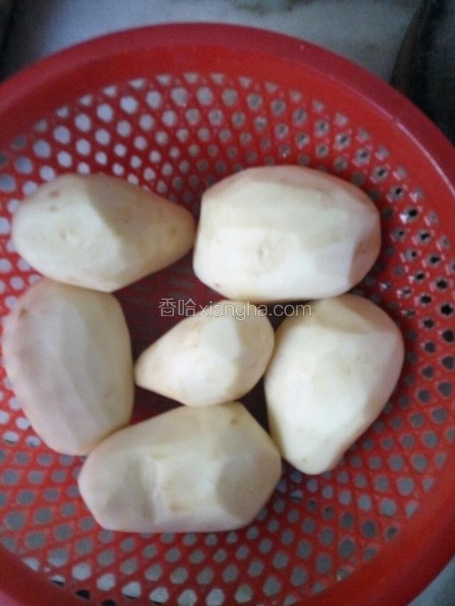 把马铃薯去皮洗干净