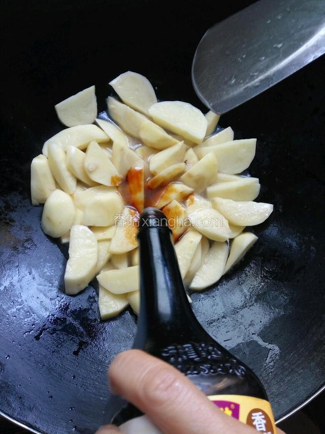 加入适量的香辣酱