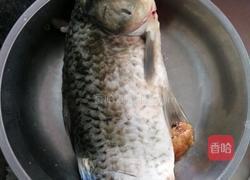 煎鲫鱼（加酱油葱）的做法图解1