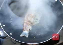 煎鲫鱼（加酱油葱）的做法图解4