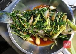 煎鲫鱼（加酱油葱）的做法图解6