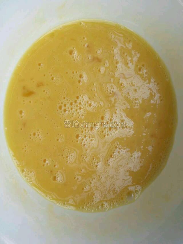 2个鸡蛋打撒成鸡蛋液。