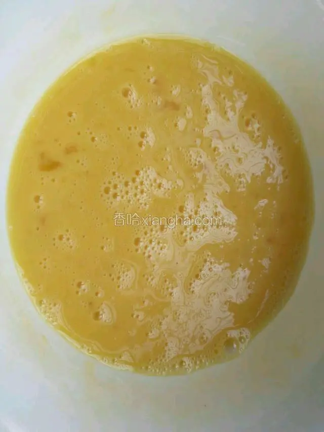 2个鸡蛋打撒成鸡蛋液。