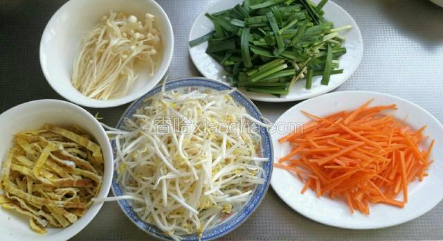 韭菜，金针菇切段，胡萝卜切丝，鸡蛋饼切丝。