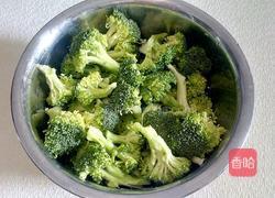 西兰花炒肉的做法图解1