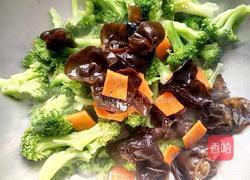 西兰花炒肉的做法图解11