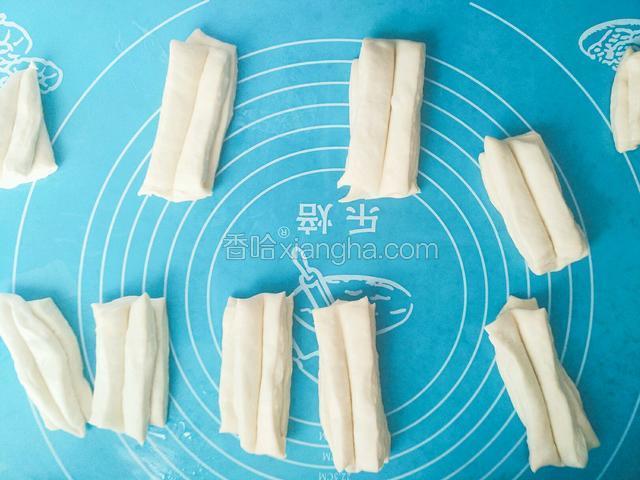 将两片面片叠在一起，用快点在中间按压一下