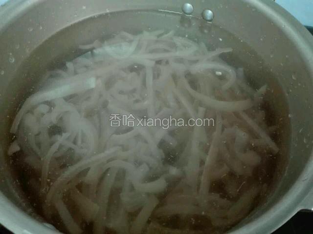 添五倍于肉皮的水。
