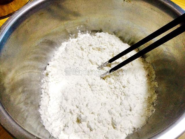 准备好面粉，加盐搅拌一下