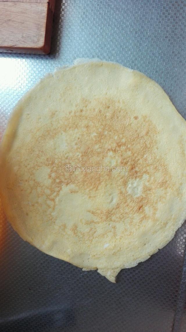 将三个鸡蛋在小碗中打散，加入少量干淀粉和盐。大火将平底锅烧热转小火放入少量的油，将打好的蛋液平均分成三份，摊成鸡蛋薄饼。