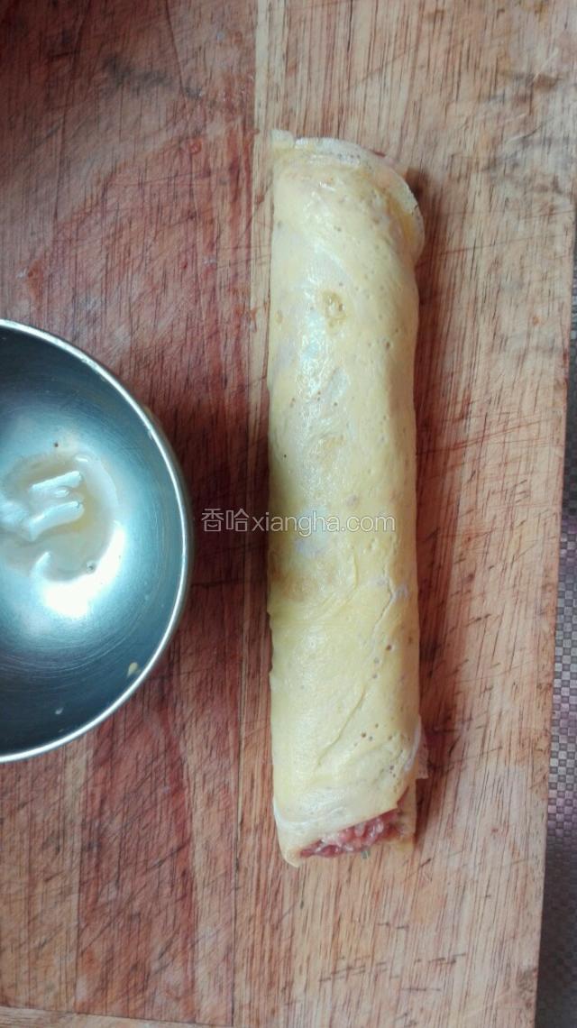 打散鸡蛋用的小碗不要立即刷掉，里面残留的蛋液要摸在，摊好肉馅的鸡蛋薄饼卷成寿司状（尽量卷紧）的末尾处，利于封口。